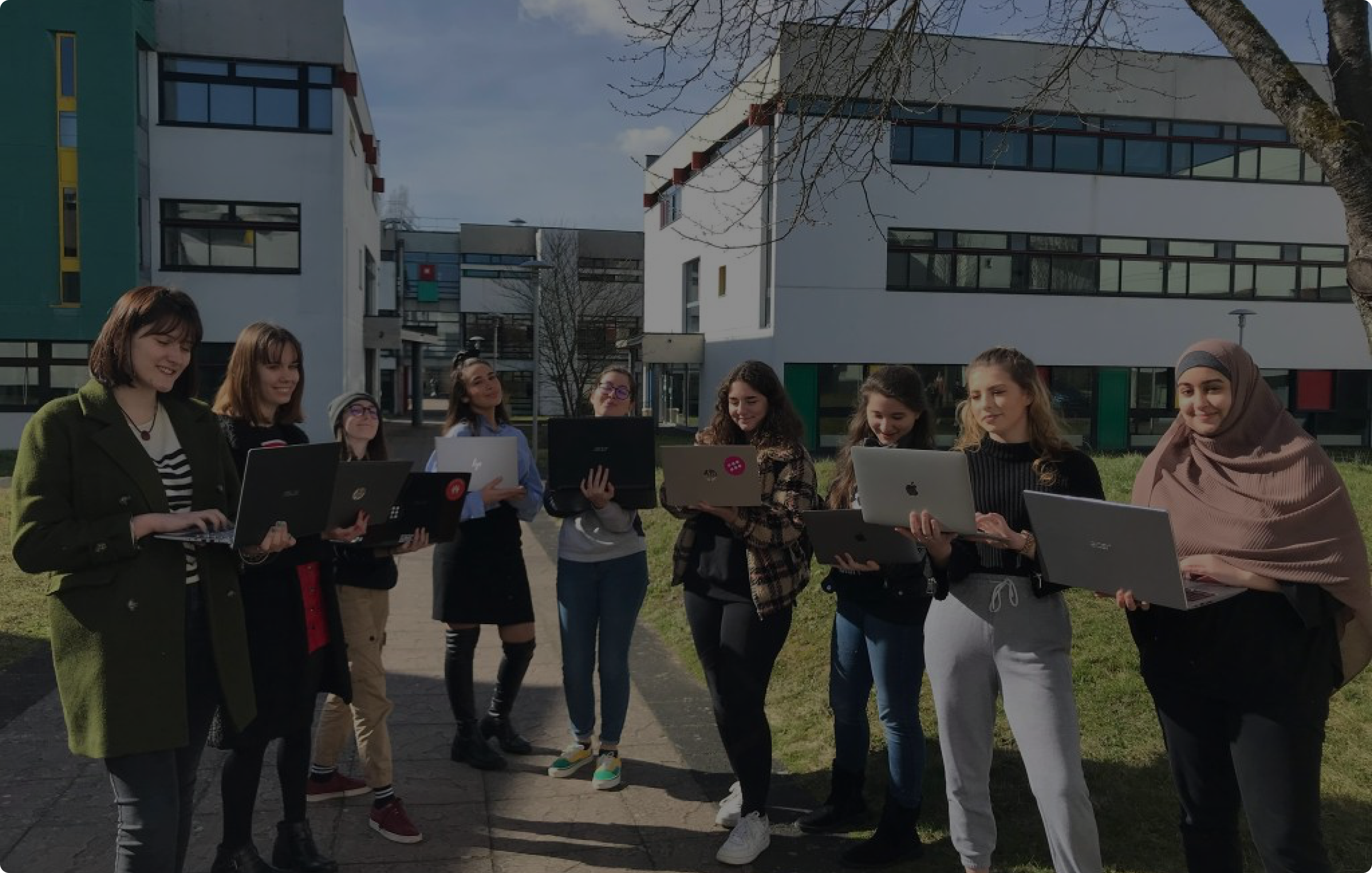 Étudiants avec leurs ordinateurs