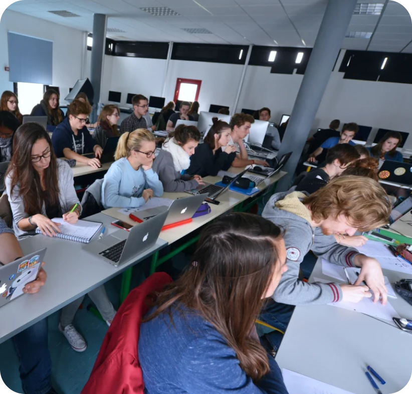 Photo d'étudiants en train de travailler sur des projets de communication